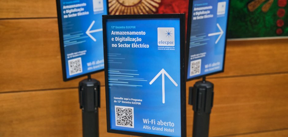 Brochure holder