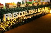 Letras suspensas sobre estrutura personalizada